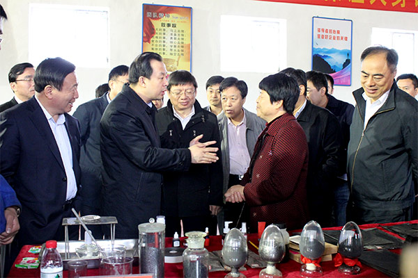 Chairman Han Yufeng introduced the product to Comrade Lu Hao, the governor of Heilongjiang Province